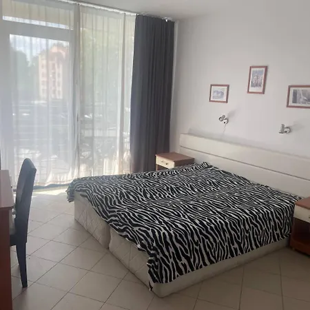 двустаен с изглед към басейна Apartamento